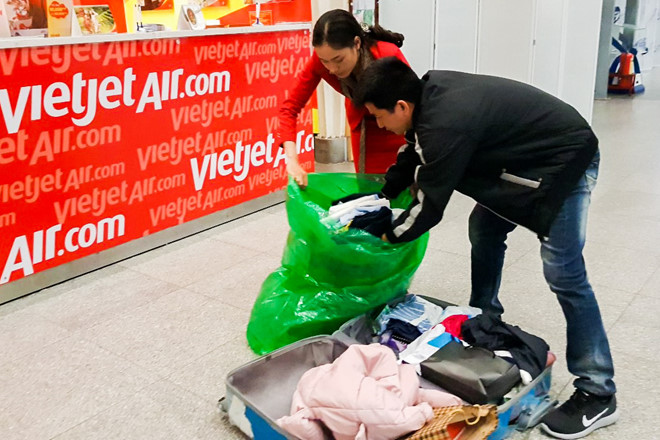 Vali hành khách VietJet vỡ toang sau chuyến bay về quê ăn Tết-2