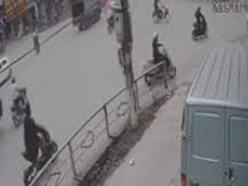 Vượt đèn đỏ ở vận tốc 206 km/h, chiếc xe hơi gây tai nạn kinh hoàng-1