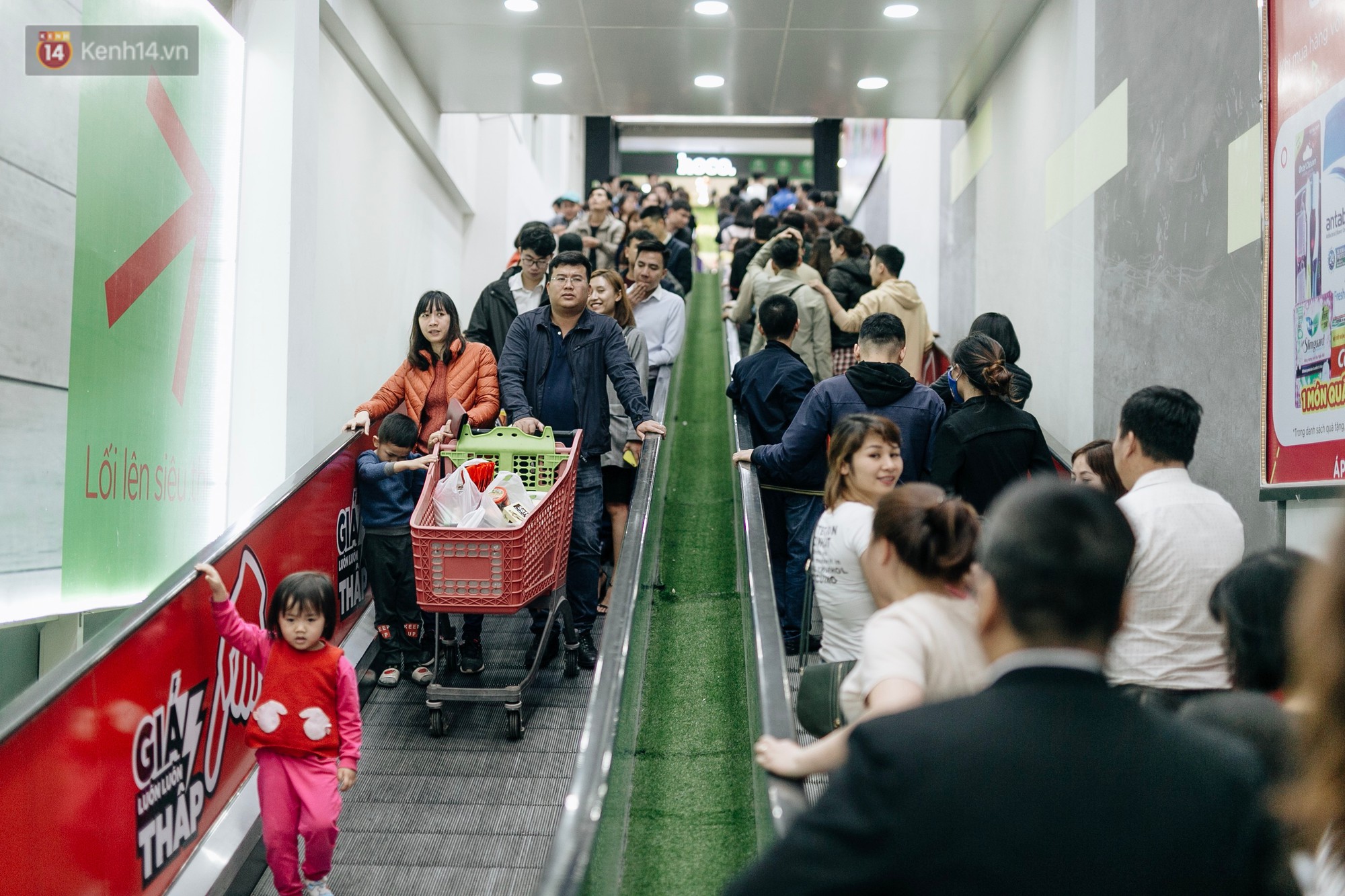 Choáng với cảnh siêu thị ở Hà Nội kín đặc người ngày cuối năm, khách trèo lên cả kệ hàng để mua sắm-1