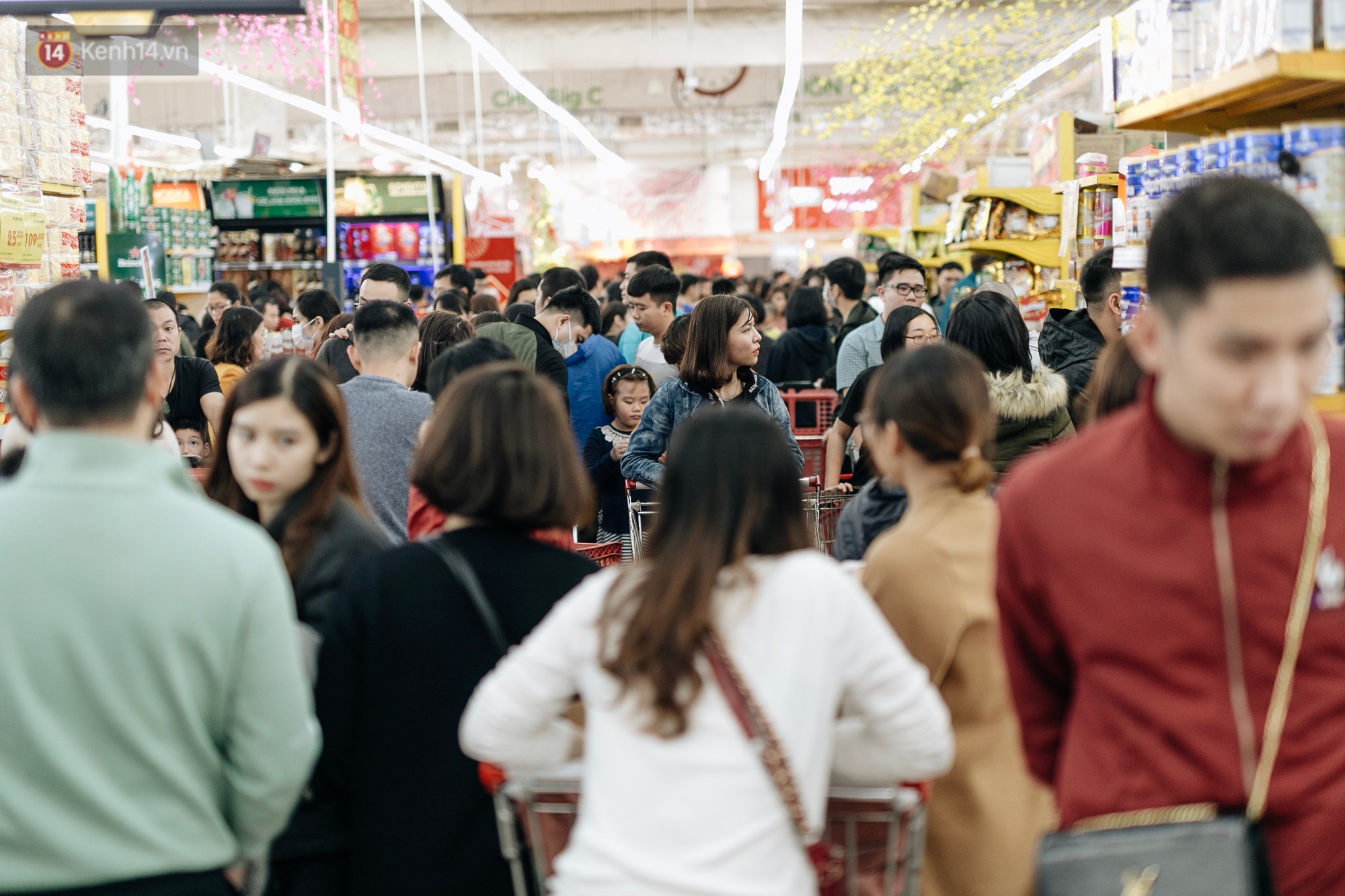 Choáng với cảnh siêu thị ở Hà Nội kín đặc người ngày cuối năm, khách trèo lên cả kệ hàng để mua sắm-3