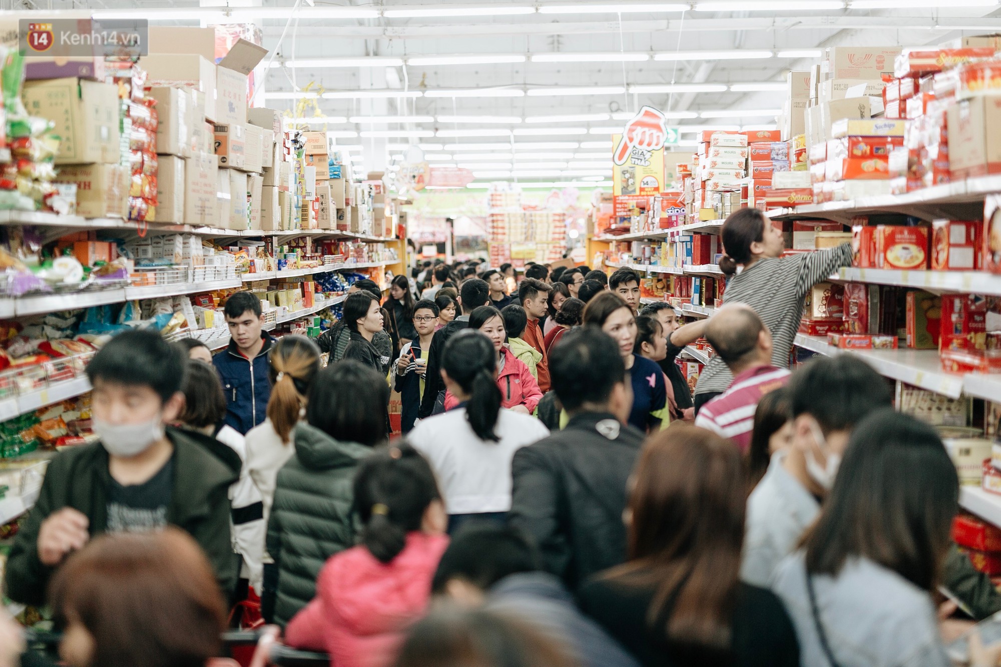 Choáng với cảnh siêu thị ở Hà Nội kín đặc người ngày cuối năm, khách trèo lên cả kệ hàng để mua sắm-4