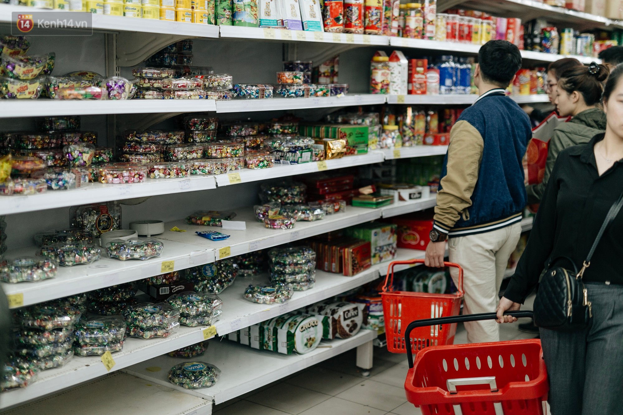 Choáng với cảnh siêu thị ở Hà Nội kín đặc người ngày cuối năm, khách trèo lên cả kệ hàng để mua sắm-5