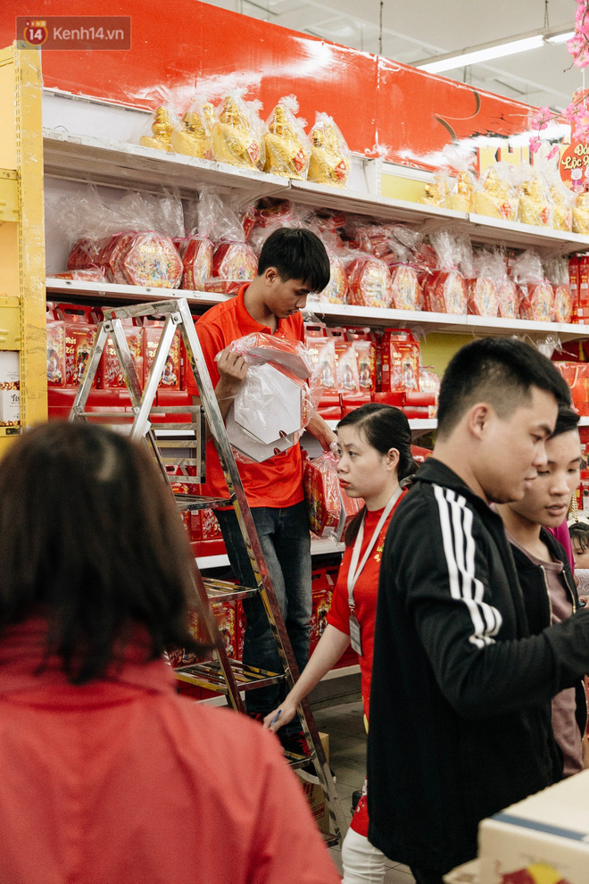 Choáng với cảnh siêu thị ở Hà Nội kín đặc người ngày cuối năm, khách trèo lên cả kệ hàng để mua sắm-7