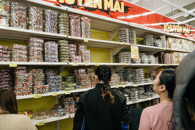 Choáng với cảnh siêu thị ở Hà Nội kín đặc người ngày cuối năm, khách trèo lên cả kệ hàng để mua sắm-8
