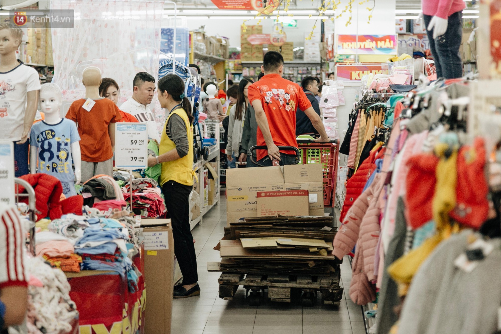 Choáng với cảnh siêu thị ở Hà Nội kín đặc người ngày cuối năm, khách trèo lên cả kệ hàng để mua sắm-9