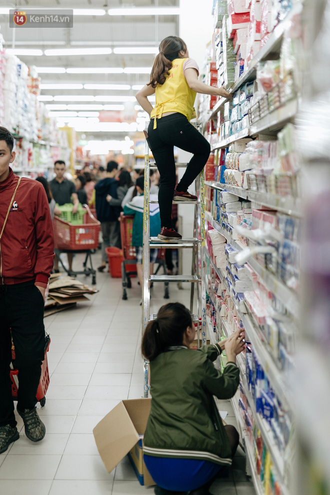 Choáng với cảnh siêu thị ở Hà Nội kín đặc người ngày cuối năm, khách trèo lên cả kệ hàng để mua sắm-10