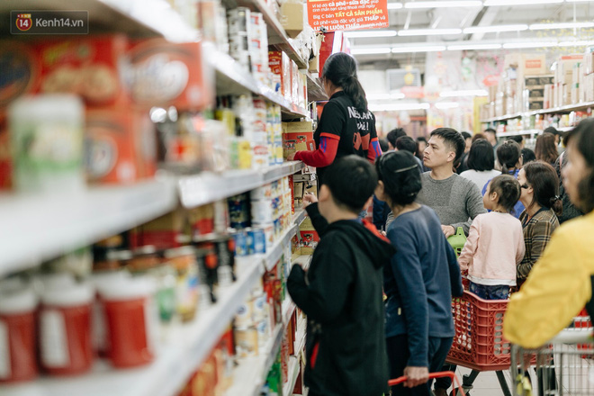 Choáng với cảnh siêu thị ở Hà Nội kín đặc người ngày cuối năm, khách trèo lên cả kệ hàng để mua sắm-11