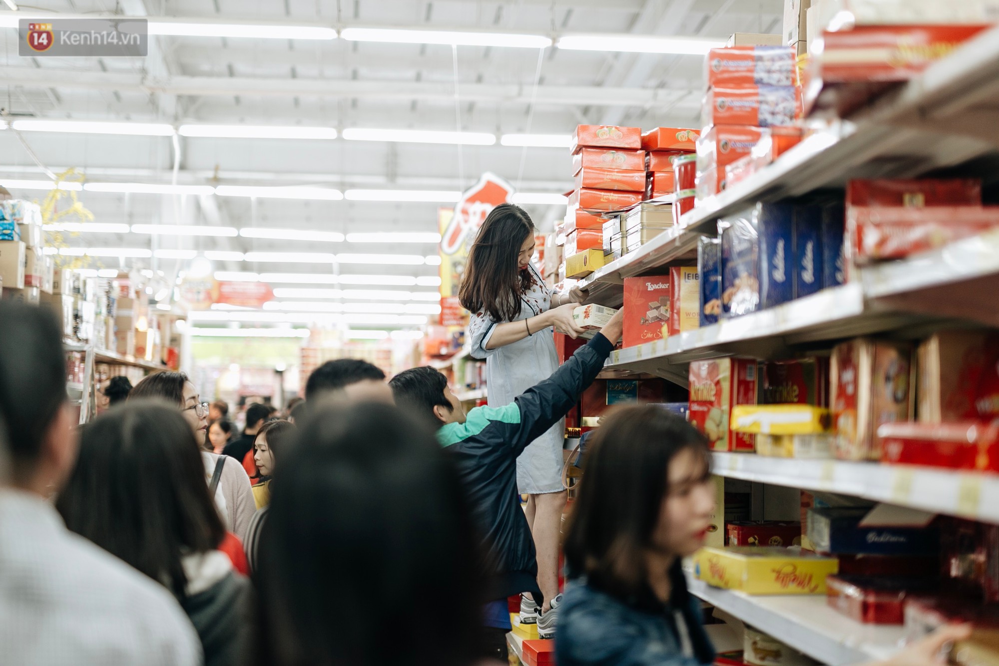 Choáng với cảnh siêu thị ở Hà Nội kín đặc người ngày cuối năm, khách trèo lên cả kệ hàng để mua sắm-12