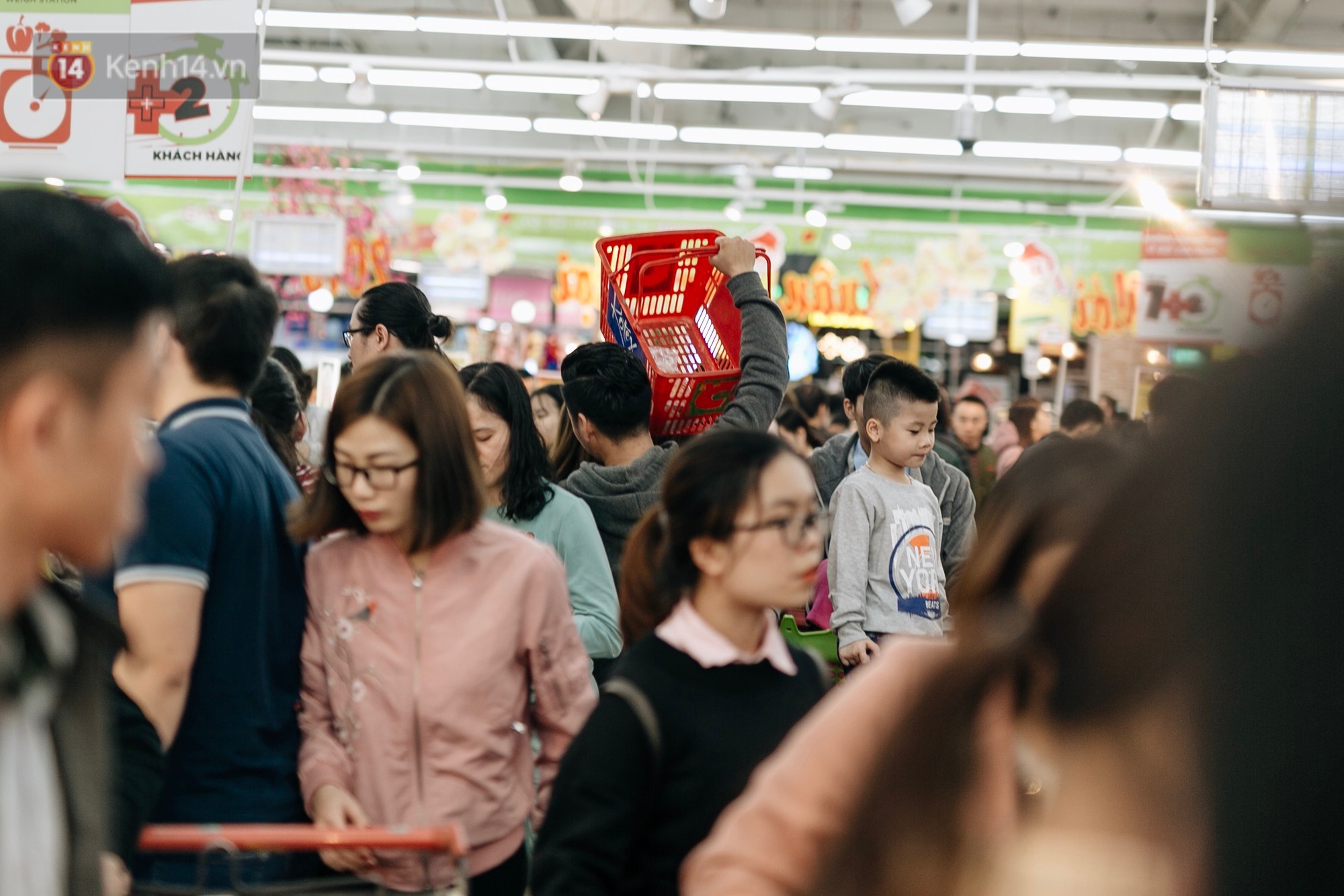 Choáng với cảnh siêu thị ở Hà Nội kín đặc người ngày cuối năm, khách trèo lên cả kệ hàng để mua sắm-13