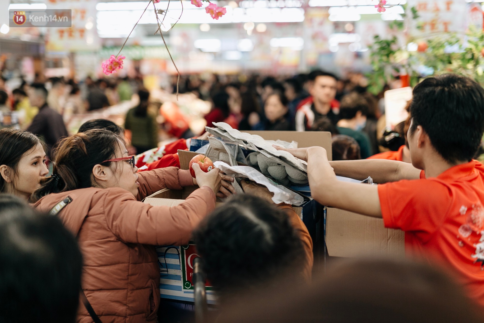 Choáng với cảnh siêu thị ở Hà Nội kín đặc người ngày cuối năm, khách trèo lên cả kệ hàng để mua sắm-14