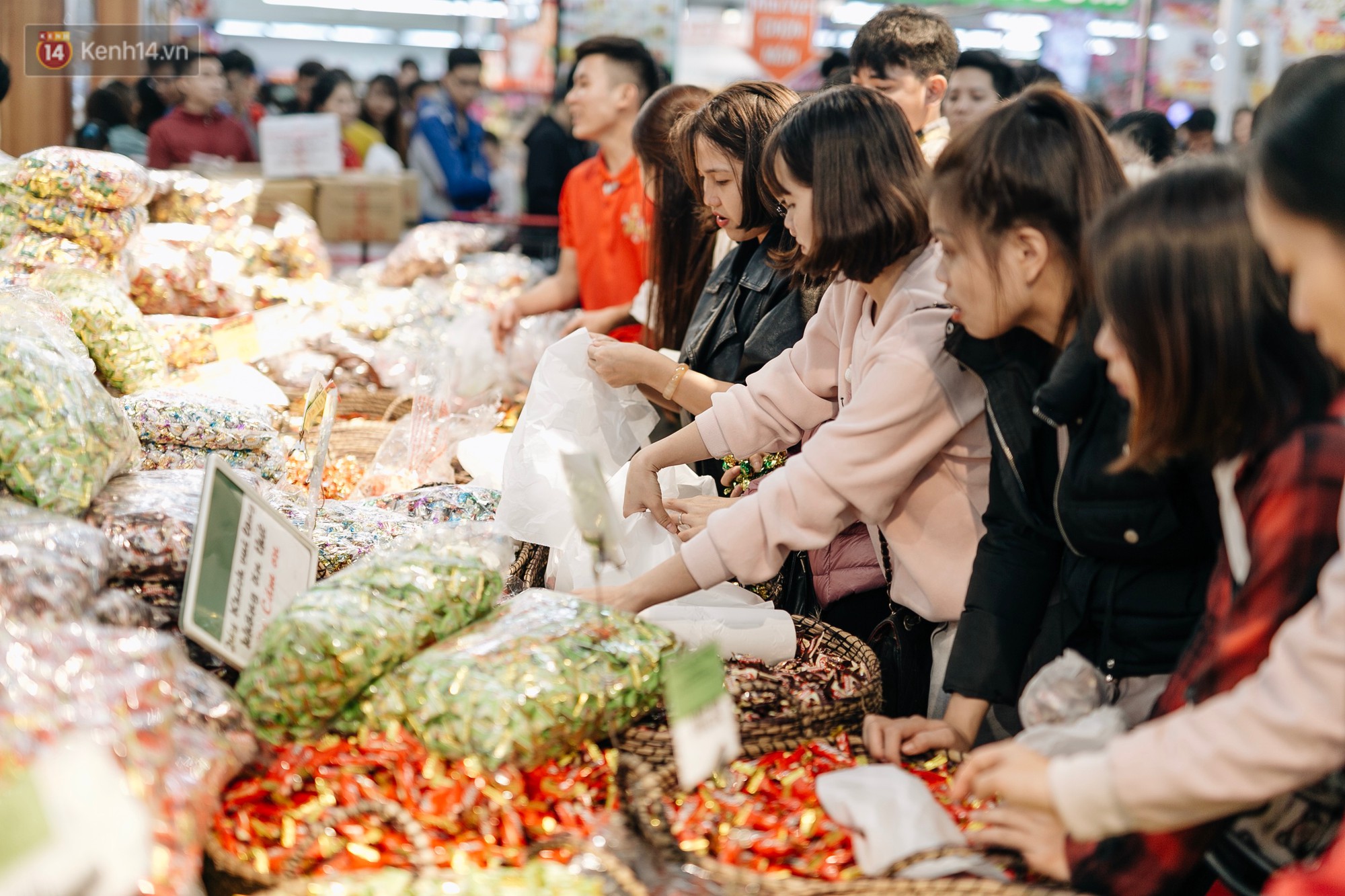 Choáng với cảnh siêu thị ở Hà Nội kín đặc người ngày cuối năm, khách trèo lên cả kệ hàng để mua sắm-15