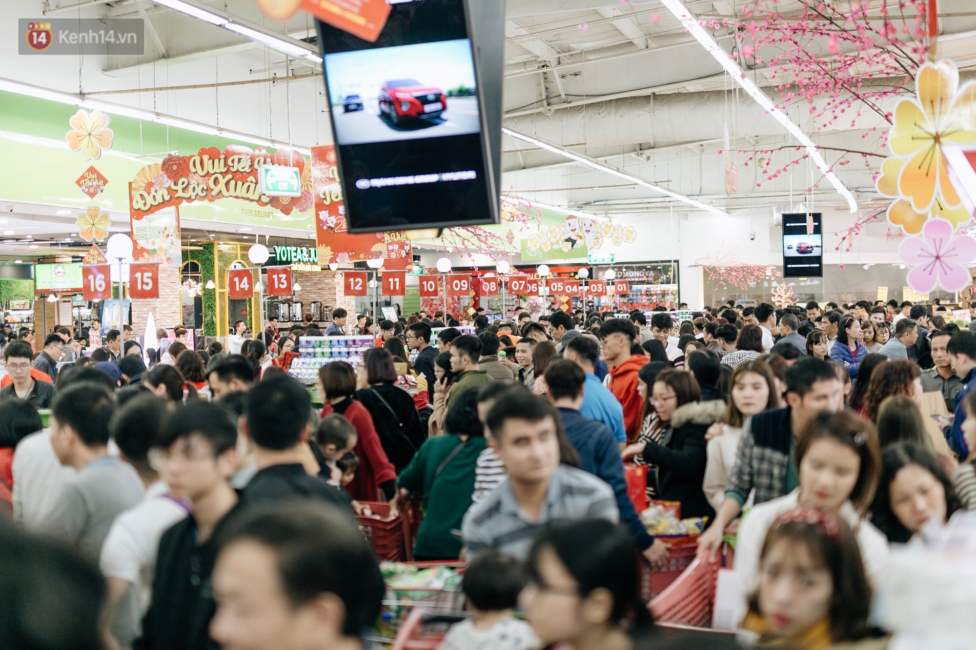 Choáng với cảnh siêu thị ở Hà Nội kín đặc người ngày cuối năm, khách trèo lên cả kệ hàng để mua sắm-16