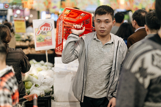 Choáng với cảnh siêu thị ở Hà Nội kín đặc người ngày cuối năm, khách trèo lên cả kệ hàng để mua sắm-17