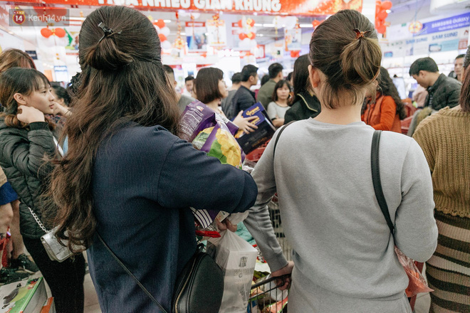 Choáng với cảnh siêu thị ở Hà Nội kín đặc người ngày cuối năm, khách trèo lên cả kệ hàng để mua sắm-18