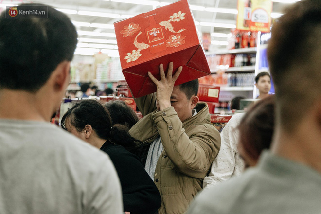 Choáng với cảnh siêu thị ở Hà Nội kín đặc người ngày cuối năm, khách trèo lên cả kệ hàng để mua sắm-19