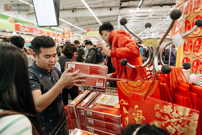 Choáng với cảnh siêu thị ở Hà Nội kín đặc người ngày cuối năm, khách trèo lên cả kệ hàng để mua sắm-20