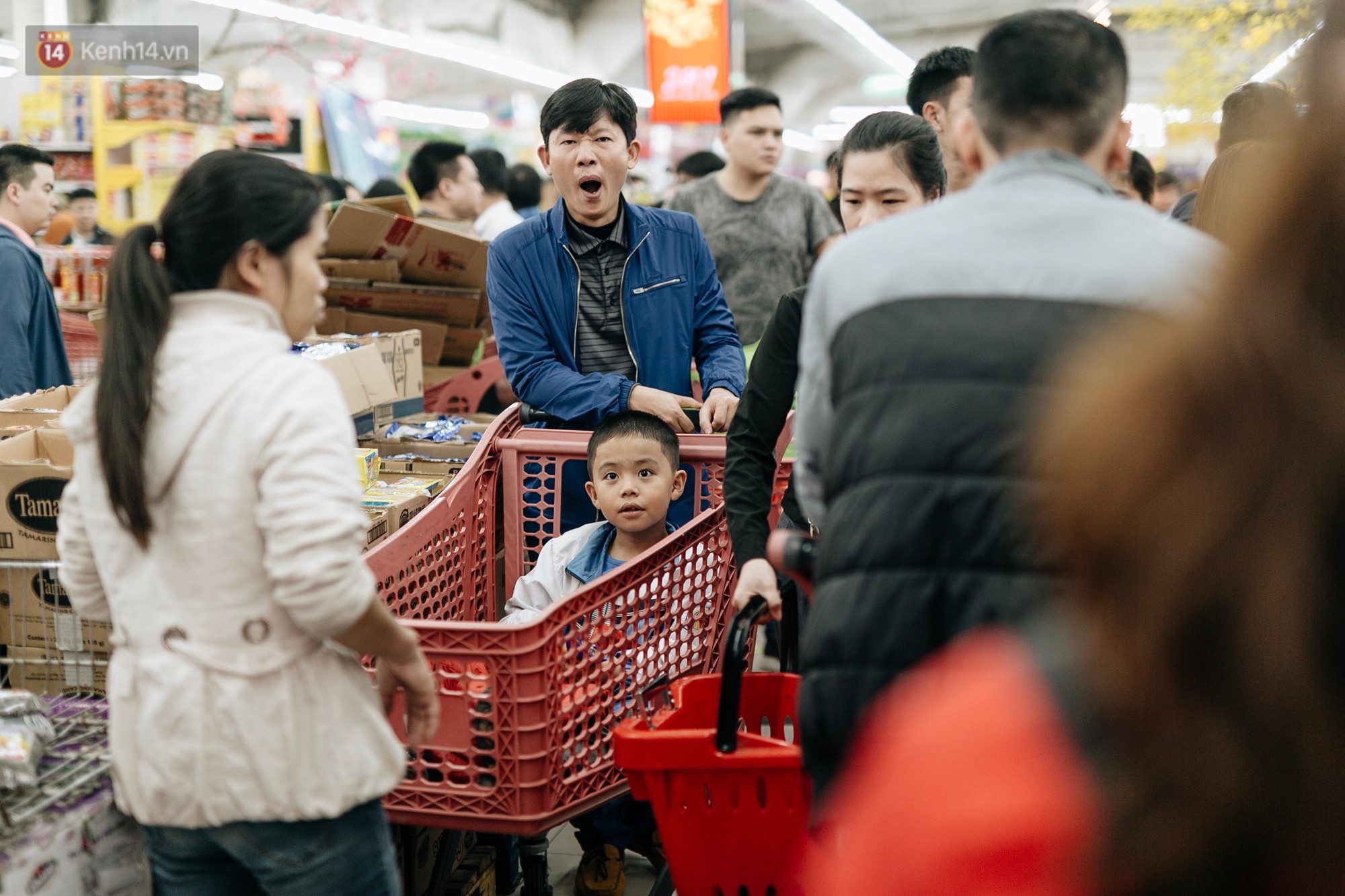 Choáng với cảnh siêu thị ở Hà Nội kín đặc người ngày cuối năm, khách trèo lên cả kệ hàng để mua sắm-22
