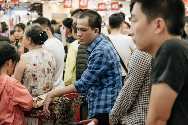 Choáng với cảnh siêu thị ở Hà Nội kín đặc người ngày cuối năm, khách trèo lên cả kệ hàng để mua sắm-23