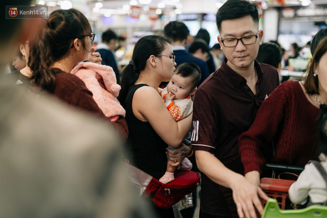 Choáng với cảnh siêu thị ở Hà Nội kín đặc người ngày cuối năm, khách trèo lên cả kệ hàng để mua sắm-24