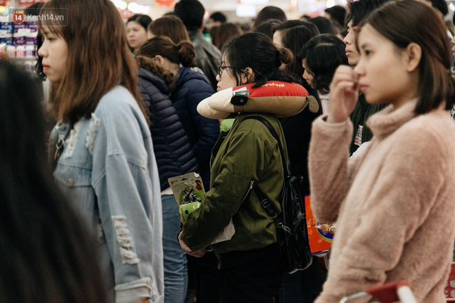 Choáng với cảnh siêu thị ở Hà Nội kín đặc người ngày cuối năm, khách trèo lên cả kệ hàng để mua sắm-25
