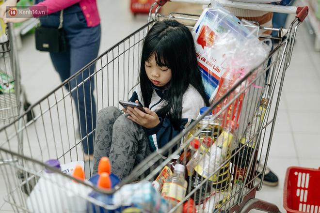 Choáng với cảnh siêu thị ở Hà Nội kín đặc người ngày cuối năm, khách trèo lên cả kệ hàng để mua sắm-26
