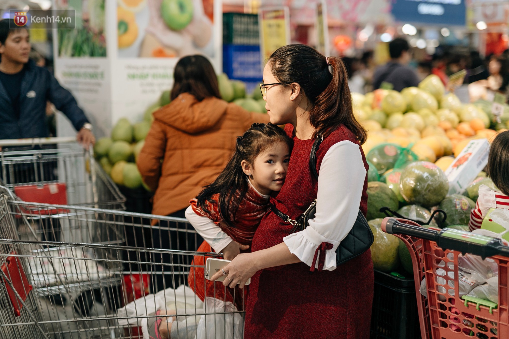 Choáng với cảnh siêu thị ở Hà Nội kín đặc người ngày cuối năm, khách trèo lên cả kệ hàng để mua sắm-27