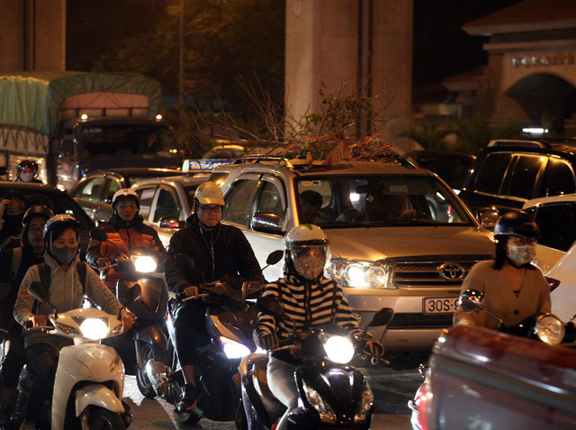 Nỗi kinh hoàng mang tên TẮC ĐƯỜNG cả ngày lẫn đêm ở Hà Nội khi Tết cận kề-10