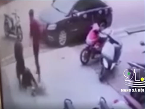 CLIP: Người đàn ông tinh mắt và pha làm đau thanh niên đi xe máy-1