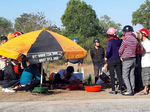 Bé trai sơ sinh tử vong bên đường