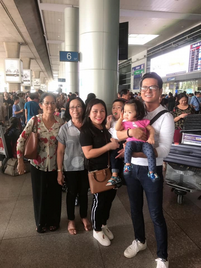 Cận Tết, vợ diễn viên Hoàng Anh ẵm món quà to đùng từ nước ngoài về tặng chồng-5