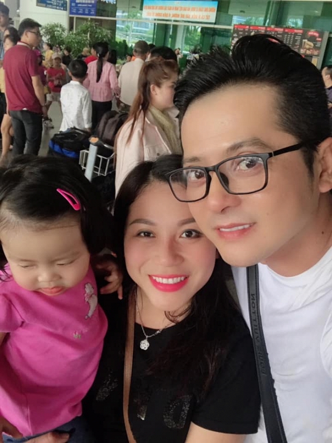 Cận Tết, vợ diễn viên Hoàng Anh ẵm món quà to đùng từ nước ngoài về tặng chồng-1