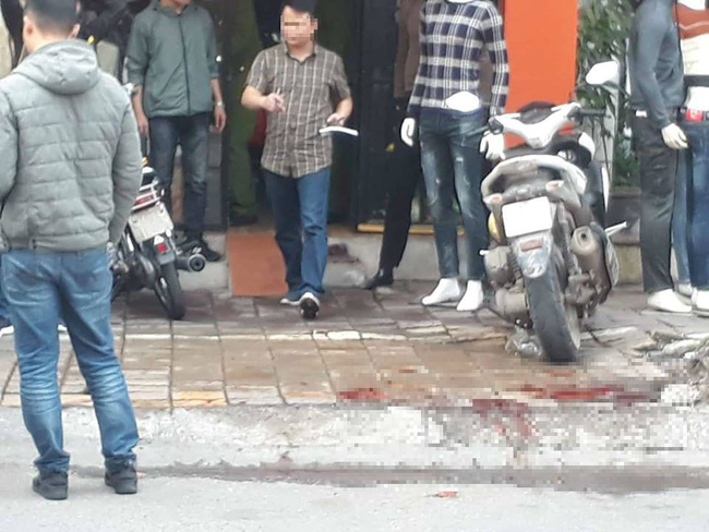 Người dân hoang mang sau khi đưa nam thanh niên bị đâm trọng thương đi cấp cứu vì nạn nhân nhiễm HIV-1