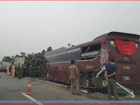 Ô tô chở khách về quê ăn Tết gặp nạn trên cao tốc Hà Nội - Lào Cai