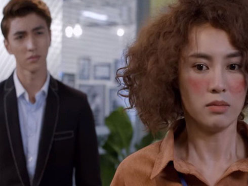 Chi Pu gây choáng với dáng ngồi nhạy cảm trên... đùi Thanh Hằng trong hậu trường-4