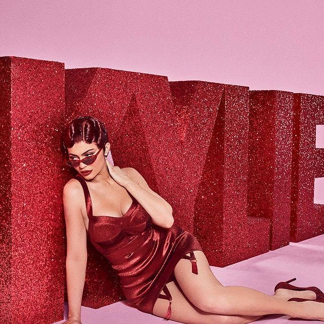 Kylie Jenner nóng bỏng trong sắc đỏ đón mùa Valentine mới-7