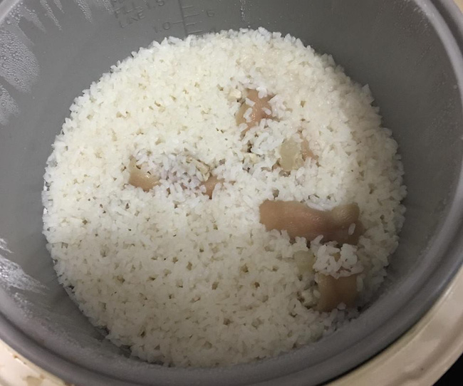 Vợ trẻ cười ra nước mắt với nồi cơm móng giò chồng nấu, chị em xem xong không chê mà còn khen vì điều này-1