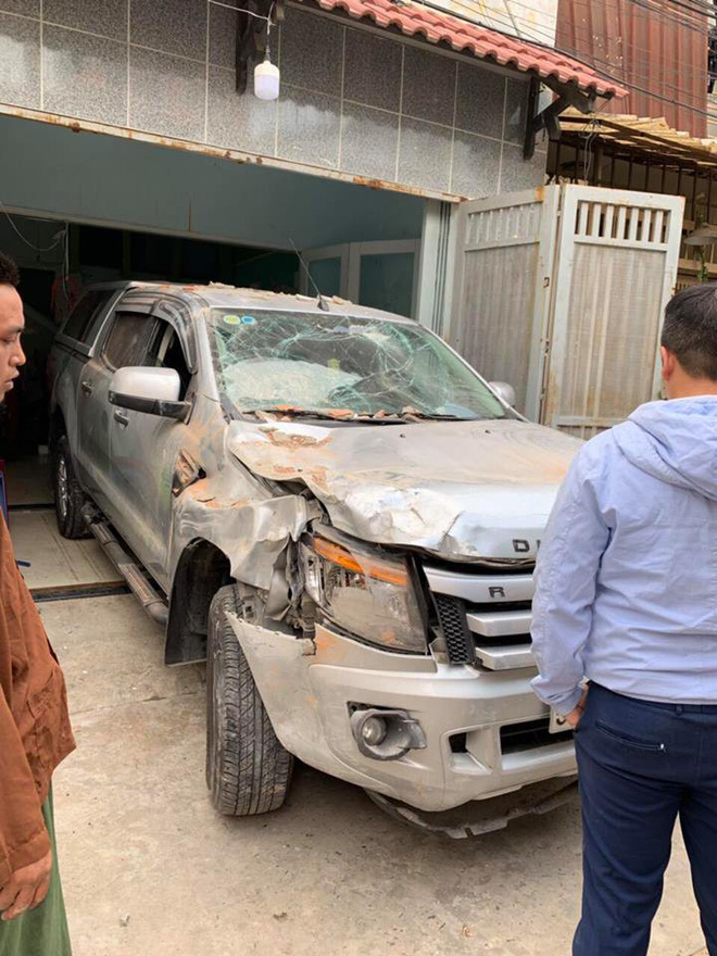 Vừa ngồi lên xe mới lái thử, tài xế đã đâm húc đổ tường vì nhầm chân ga-1