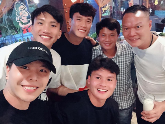 Clip HOT: Trịnh Thăng Bình lập nhóm nhạc cùng 2 cầu thủ Quang Hải và Duy Mạnh, khoe giọng với hit Người Ấy-2