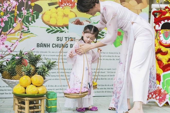 Trang Trần diện áo dài dịu dàng, dạy con gái 3 tuổi gói bánh chưng ngày Tết-1
