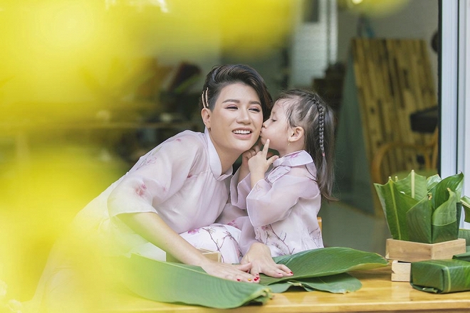 Trang Trần diện áo dài dịu dàng, dạy con gái 3 tuổi gói bánh chưng ngày Tết-6