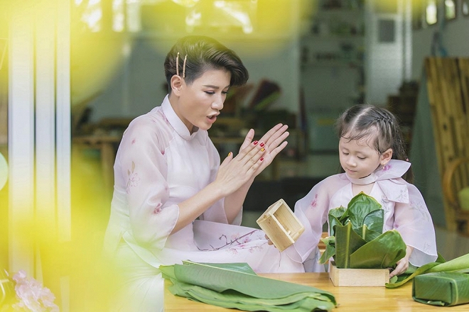 Trang Trần diện áo dài dịu dàng, dạy con gái 3 tuổi gói bánh chưng ngày Tết-7