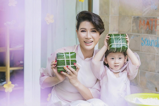 Trang Trần diện áo dài dịu dàng, dạy con gái 3 tuổi gói bánh chưng ngày Tết-8