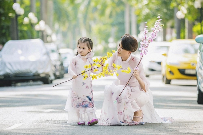 Trang Trần diện áo dài dịu dàng, dạy con gái 3 tuổi gói bánh chưng ngày Tết-10