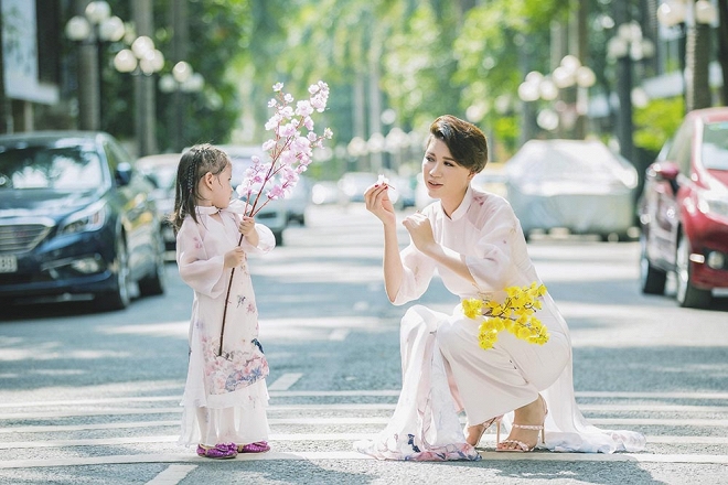 Trang Trần diện áo dài dịu dàng, dạy con gái 3 tuổi gói bánh chưng ngày Tết-11