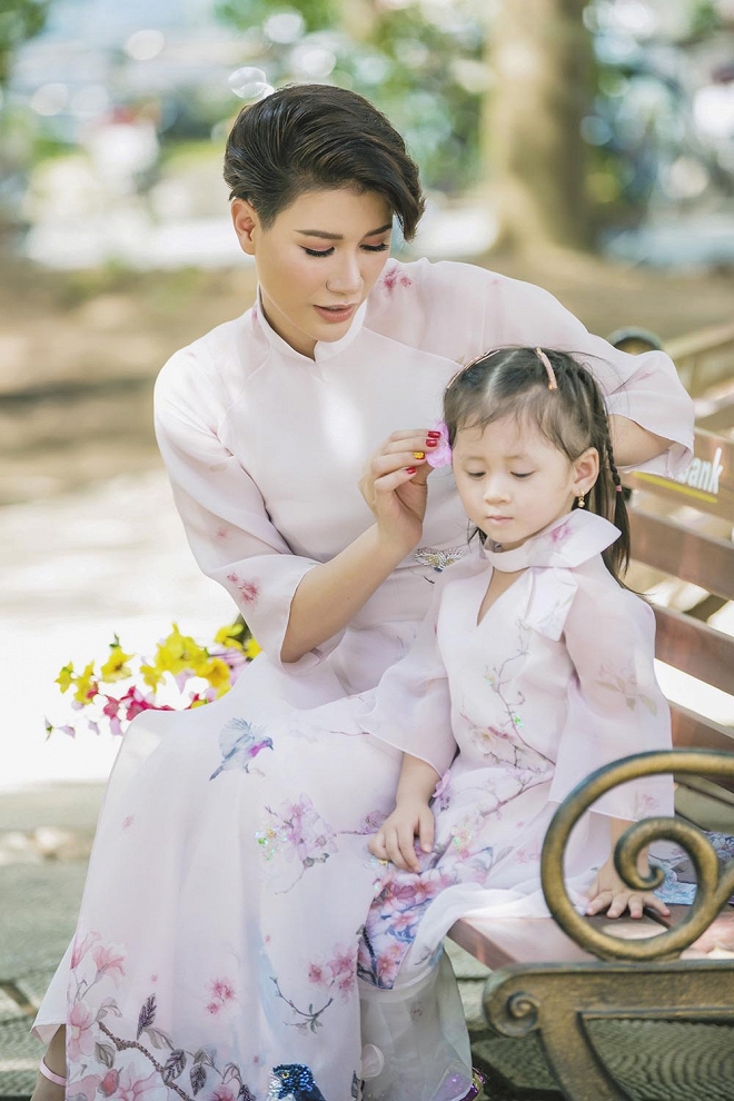 Trang Trần diện áo dài dịu dàng, dạy con gái 3 tuổi gói bánh chưng ngày Tết-12