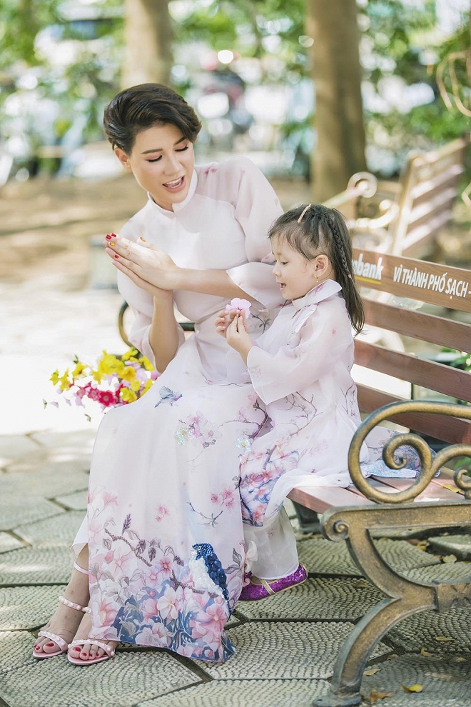 Trang Trần diện áo dài dịu dàng, dạy con gái 3 tuổi gói bánh chưng ngày Tết-13