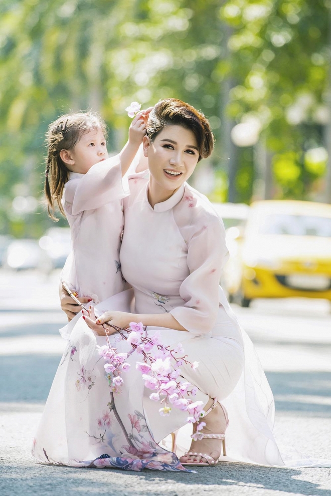 Trang Trần diện áo dài dịu dàng, dạy con gái 3 tuổi gói bánh chưng ngày Tết-14