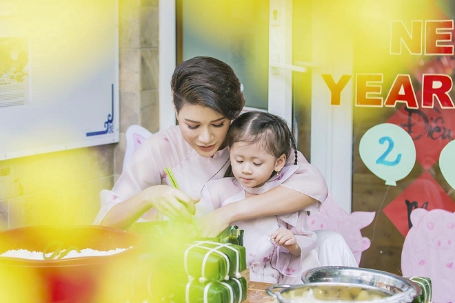 Trang Trần diện áo dài dịu dàng, dạy con gái 3 tuổi gói bánh chưng ngày Tết-3