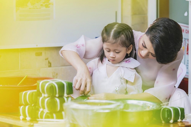 Trang Trần diện áo dài dịu dàng, dạy con gái 3 tuổi gói bánh chưng ngày Tết-4