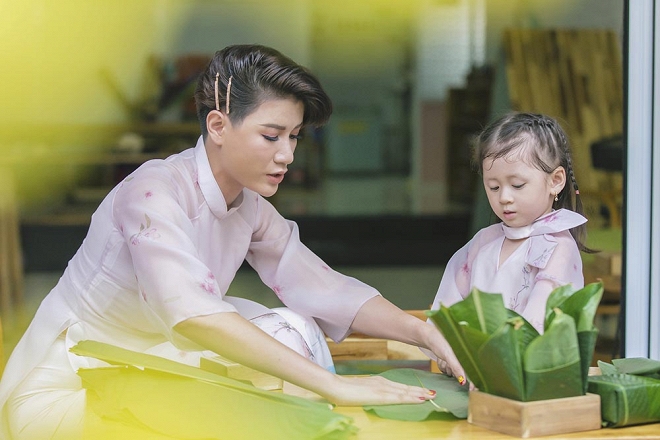 Trang Trần diện áo dài dịu dàng, dạy con gái 3 tuổi gói bánh chưng ngày Tết-5
